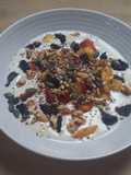 Yogur con fruta, semillas y frutos secos
