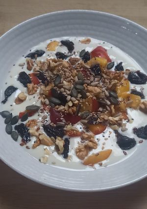Una foto de Yogur con fruta, semillas y frutos secos