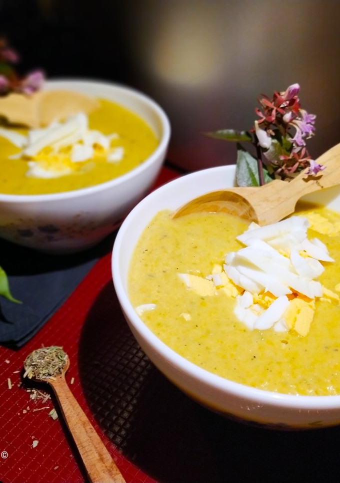 Una foto de Crema de Puchero a la Sidra con Huevo Cocido en Olla Programable