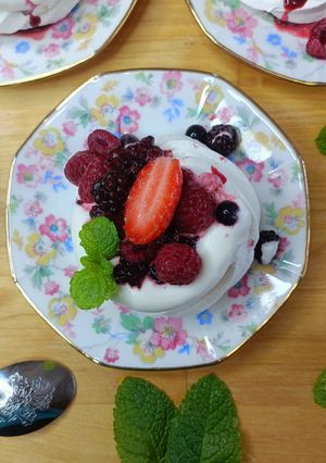 Une photo de 🍓 Pavlova aux Fruits Rouges