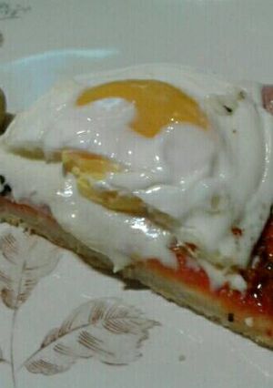 Una foto de Pizza con jamón y huevo