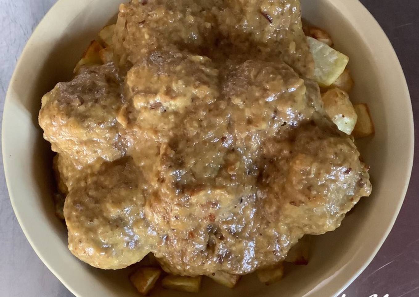 Albóndigas con salsa de curry y patatas fritas