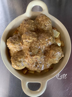Una foto de Albóndigas con salsa de curry y patatas fritas