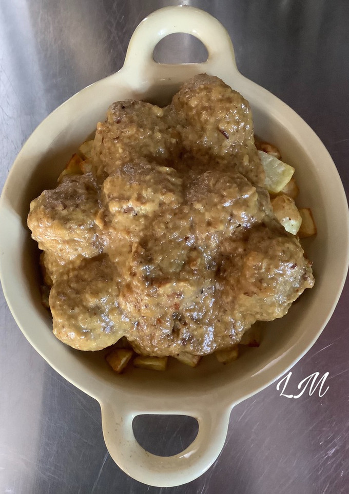 Una foto de Albóndigas con salsa de curry y patatas fritas
