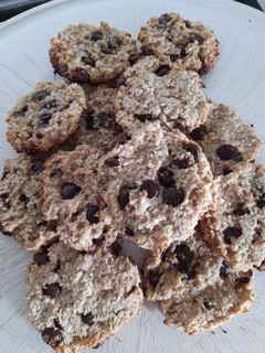 Una foto de Galletitas de avena, coco y miel con chispas
