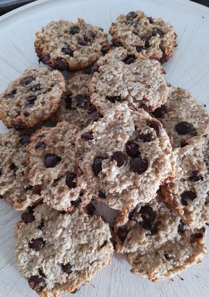 Una foto de Galletitas de avena, coco y miel con chispas