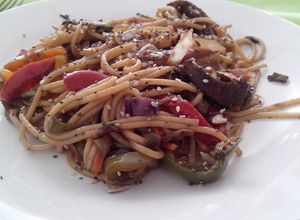 Una foto de Fideos salteados con verdura (Chow Mein)