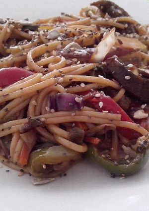 Una foto de Fideos salteados con verdura (Chow Mein)