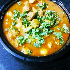 A picture of Aloo soyabean curry.