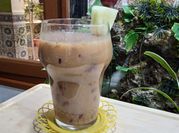 Une photo de jus de fruit cannelle