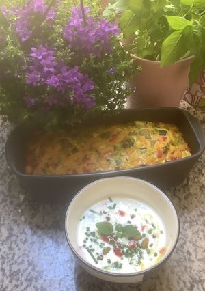 Une photo de Cake 🌶️aux 🥒légumes 🥦🧄🥬d’été sauce 🥣au yaourt grec 🌱