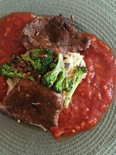 Paradicsomszószos-sertés szelet, zöldséges főtt tésztával recept fotója