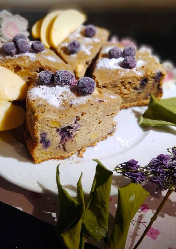 Una foto de Bizcocho de Yogur, Arándanos y Manzana en Olla GM