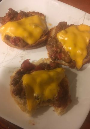 A picture of Broiled pizza burgers.
