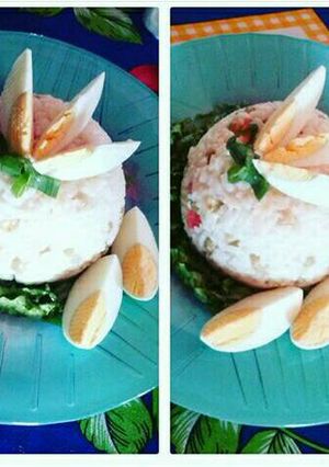 Una foto de Rápido, Fácil, Rico y sano. Arroz hervido con tomate, arveja, queso, acompañado con lechuga y huevos