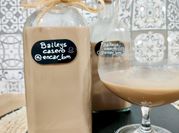 Una foto de licor baileys con leche condensada