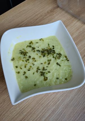 Une photo de Soupe froide concombre