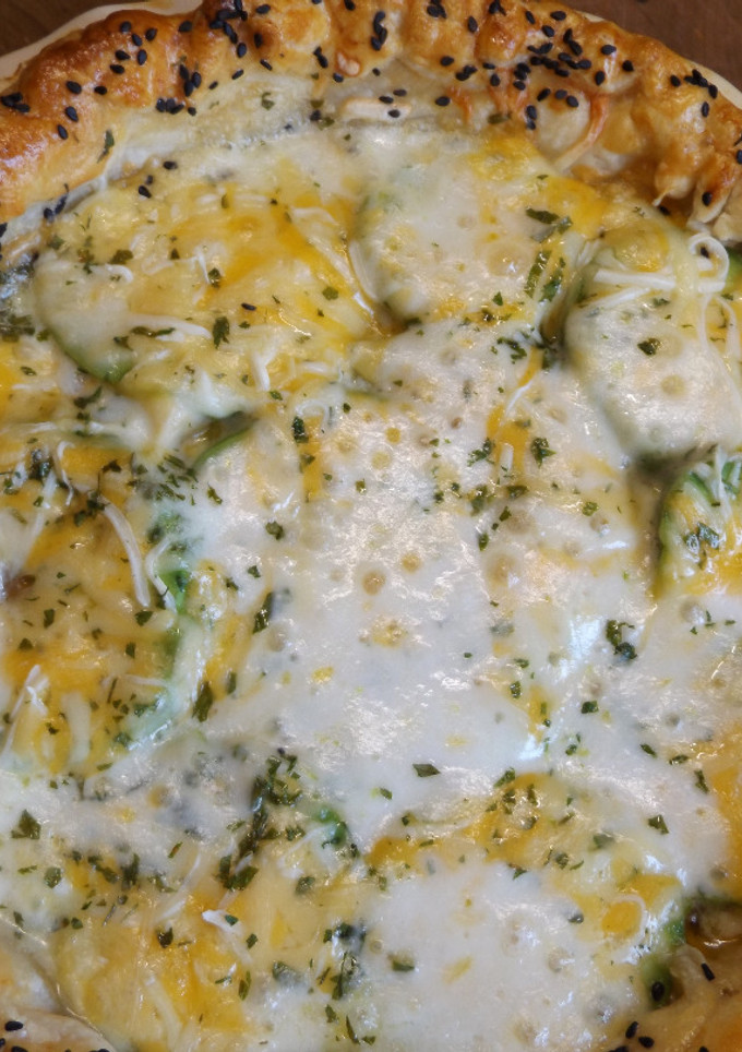 Una foto de Pastel de pollo y bocconcini