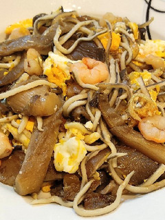 Una foto de Salteado de anguriñas con setas ostra, gambas y huevos rotos