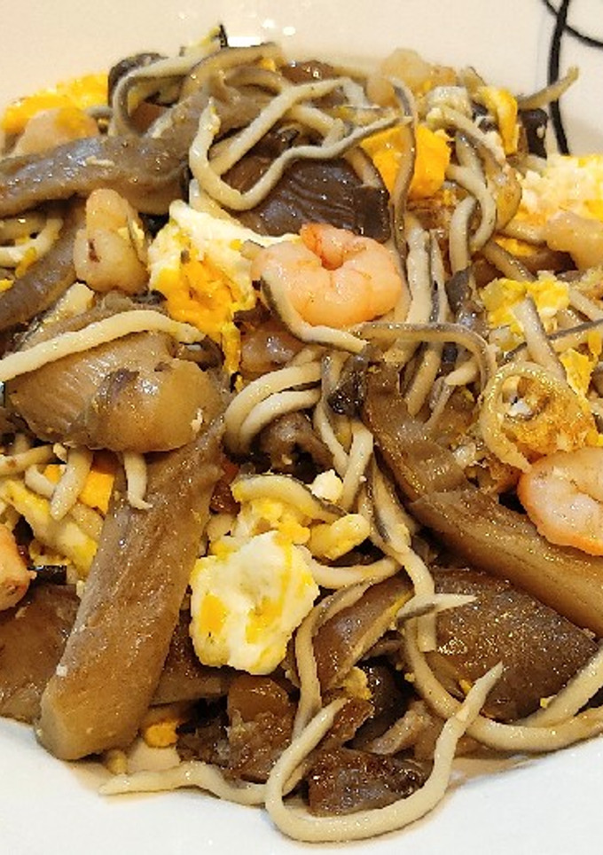 Una foto de Salteado de anguriñas con setas ostra, gambas y huevos rotos