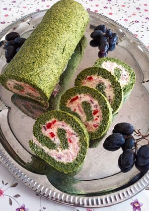 Spenótos tekercs, zöldséges, sajtkrémmel töltve recept fotója