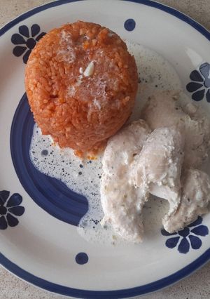 Una foto de Arroz con salsa de tomate y Pollo a la crema ❤