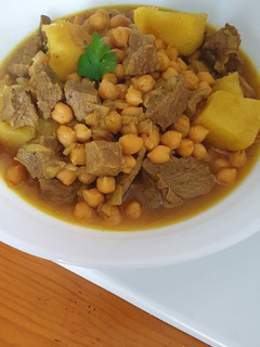 Una foto de Guiso de carne al cúrcuma con cebolla, garbanzo, patata