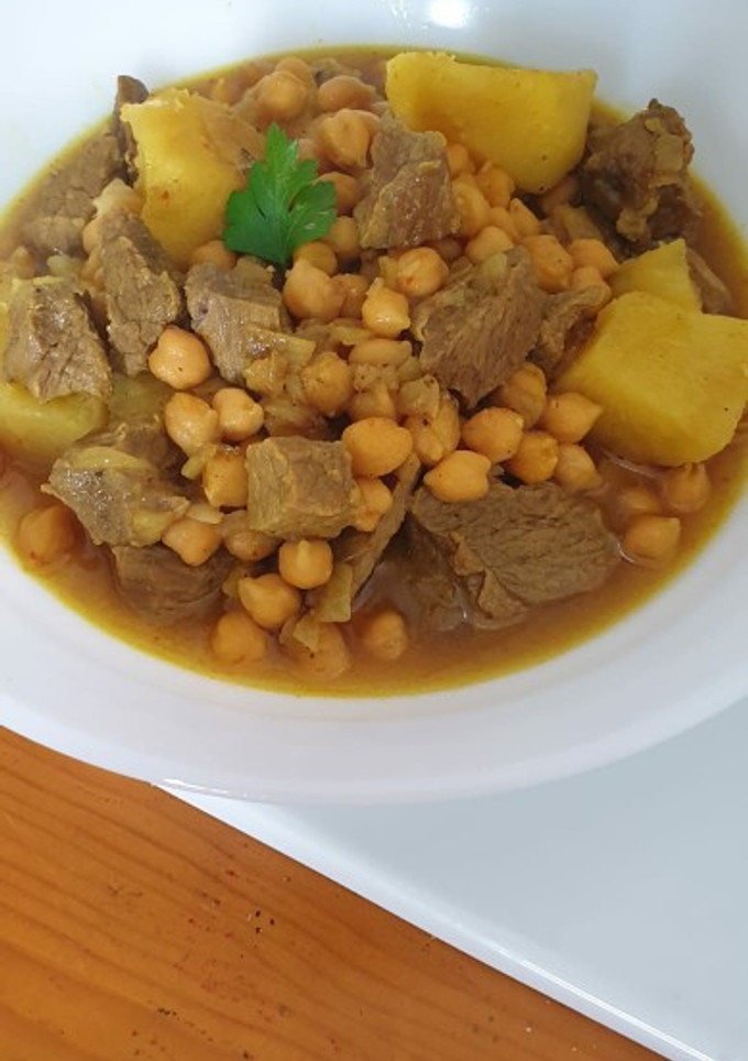 Una foto de Guiso de carne al cúrcuma con cebolla, garbanzo, patata