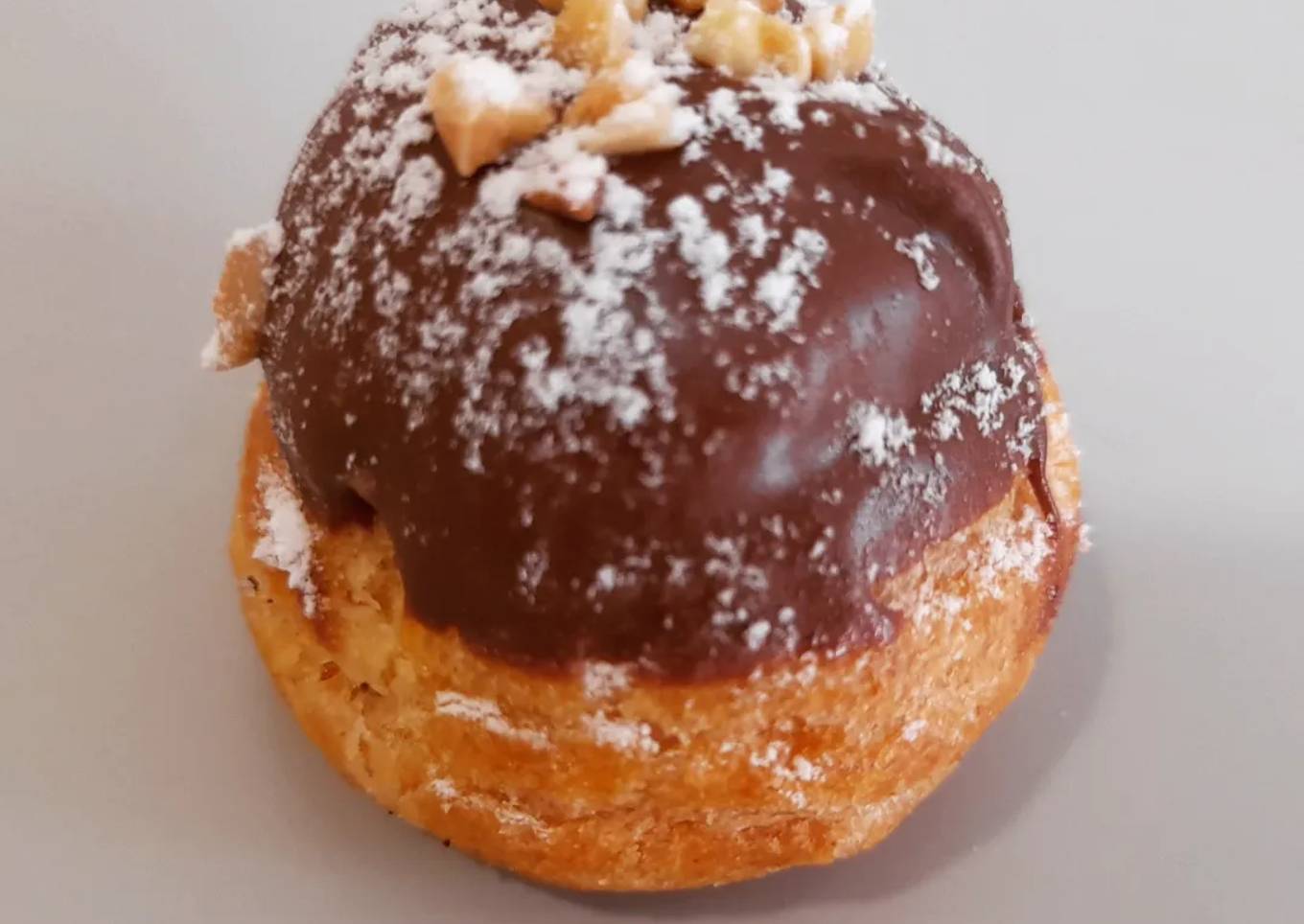Profiteroles de crema con cobertura de chocolate al caramelo