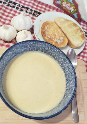 Fokhagymakrémleves sajtos pirítóssal recept fotója