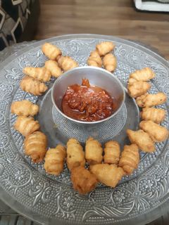 सूजी के नमकीन (Suji ki namkeen recipe in Hindi) रेसिपी मुख्य फोटो