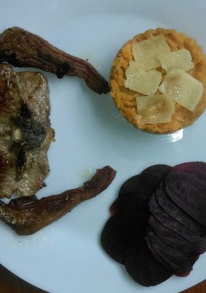Foto principal de Écrasé de batata con parmesano, remolacha y chuletas de cordero. El film Astérix y Obélix