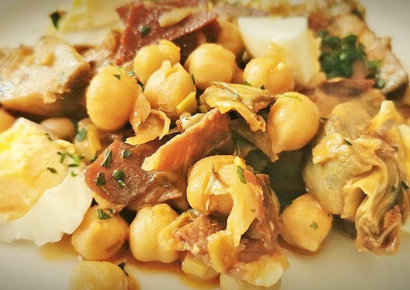 Salteado de garbanzos con huevo duro y jamón ibérico