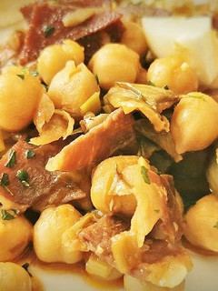 Una foto de Salteado de garbanzos con huevo duro y jamón ibérico