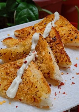 ચીઝી ગાર્લિક બ્રેડ (Cheesy Garlic Bread Recipe In Gujarati) રેસીપી મુખ્ય ફોટો