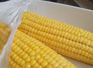 Una foto de Choclos cocinados al microondas