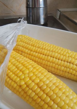 Una foto de Choclos cocinados al microondas