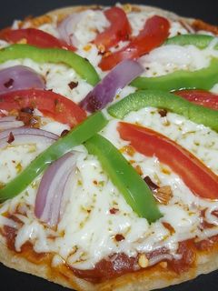 रोटी पिज़्ज़ा (Roti pizza recipe in Hindi) रेसिपी मुख्य फोटो