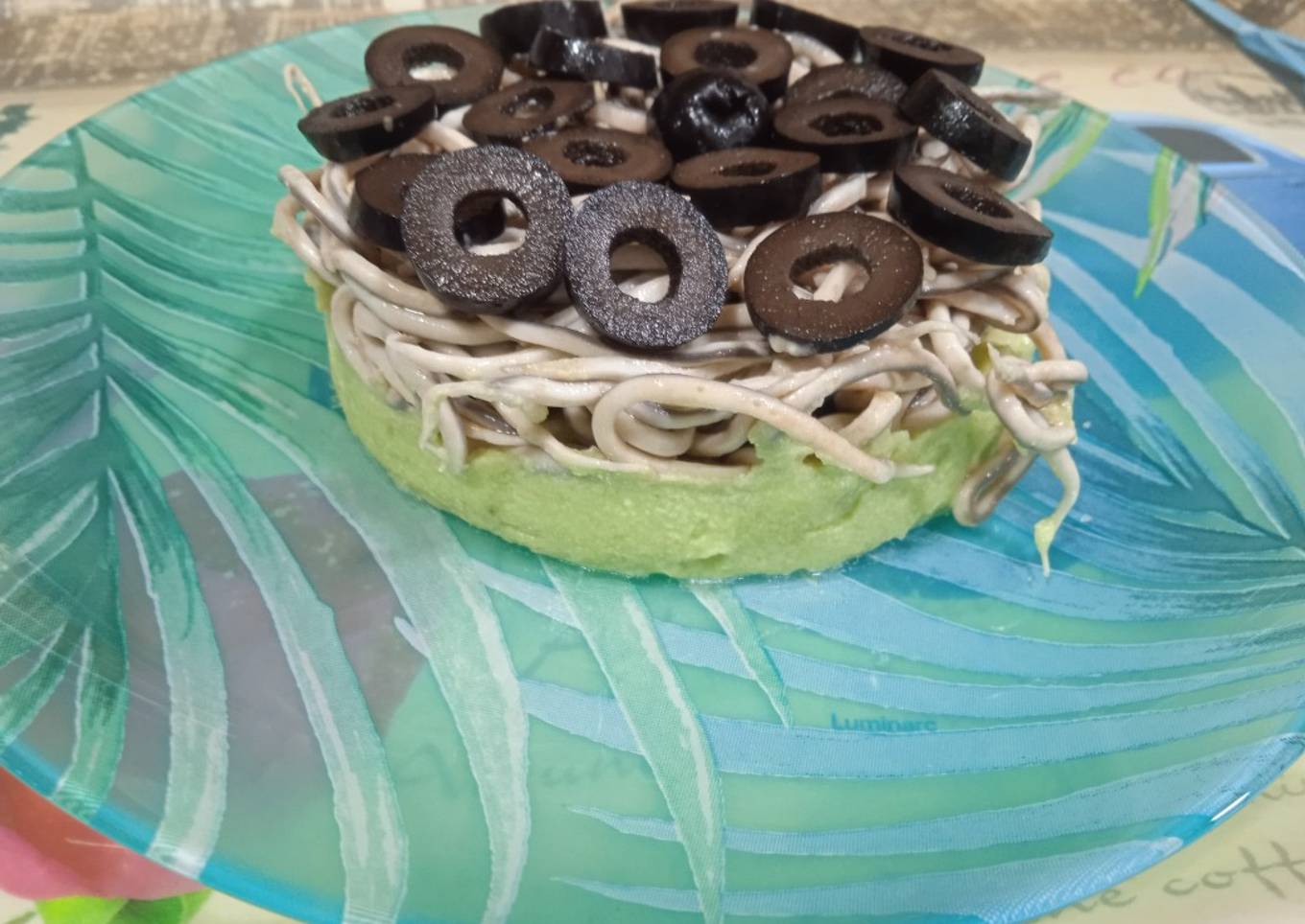 Crema de aguacate con gulas y olivas