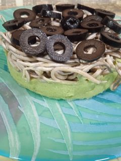 Una foto de Crema de aguacate con gulas y olivas