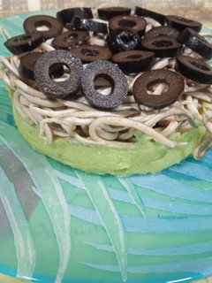 Foto principal de Crema de aguacate con gulas y olivas