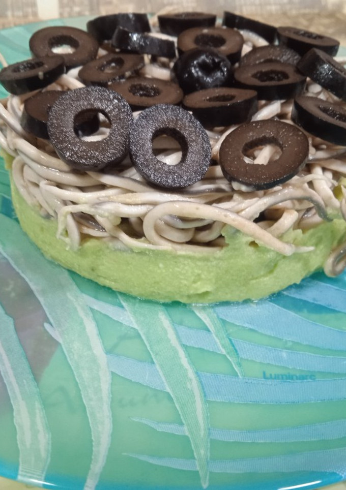 Una foto de Crema de aguacate con gulas y olivas