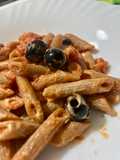 Pasta con pomodoro, olive e formaggio caprino 🥫🫒🐐