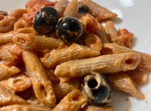 Foto di Pasta con pomodoro, olive e formaggio caprino 🥫🫒🐐