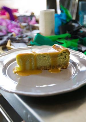 Zdjęcie przepisu Sernik z Matchą i limonkowym karmelem.