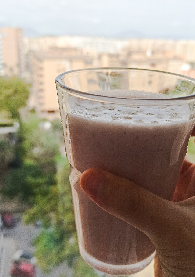 Una foto de Batido proteico de fresa y plátano