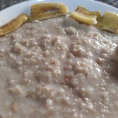 A picture of Quarker oat with banana.