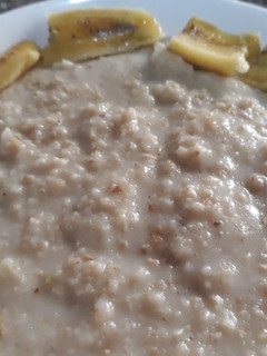 A picture of Quarker oat with banana.