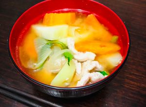 Una foto de Sopa de miso con carne de cerdo Japonés BUTAZIRU o TONZIRU🇺🇾🇯🇵豚汁（ぶたじる・とんじる）