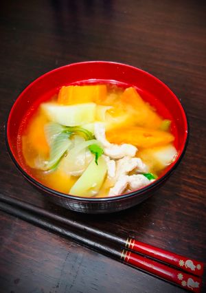 Una foto de Sopa de miso con carne de cerdo Japonés BUTAZIRU o TONZIRU🇺🇾🇯🇵豚汁(ぶたじる・とんじる)